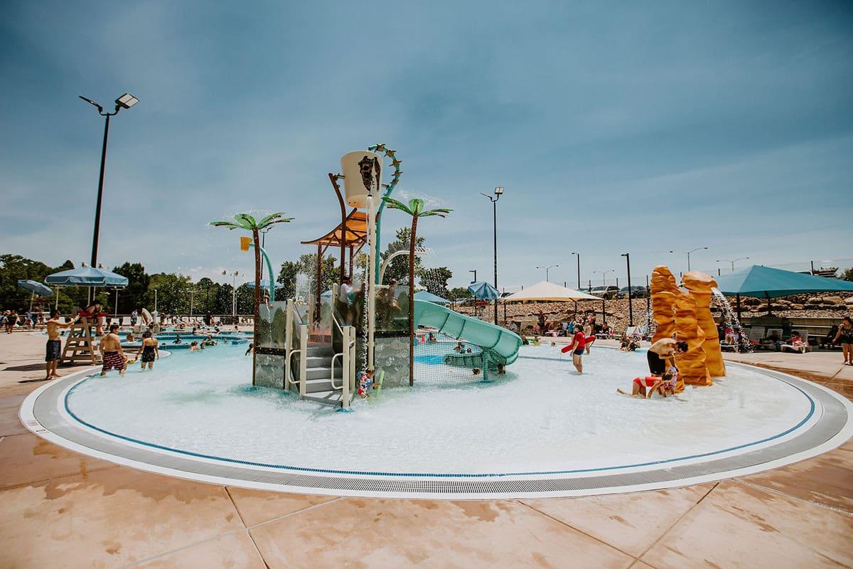 family splash around in the wading pools and waterfalls at Bisti Bay Waterpark in 法明顿.